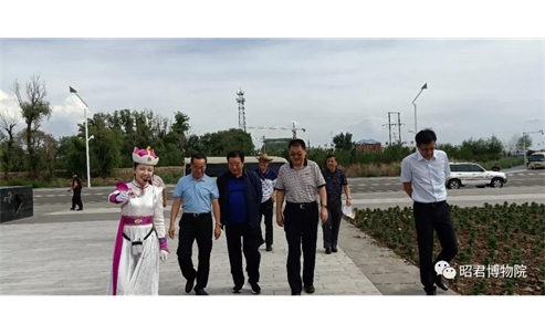 原内蒙古自治区党委书记刘明祖同志参观昭君博物院